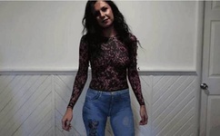 美女的咪咪露出来了